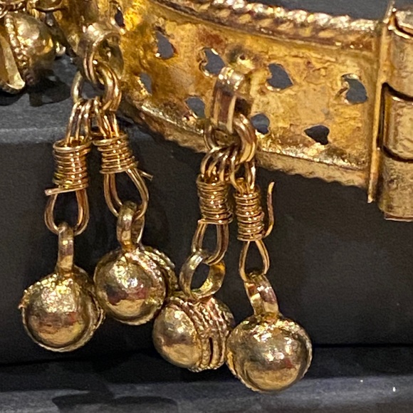 Elegant Gold Tone Bracelet with Dangling Charms - Picture 9 of 11